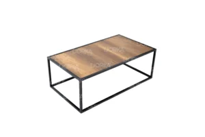 Table basse rectangulaire en aluminium noir mat avec un plaeau en bois mélaminé baroque.