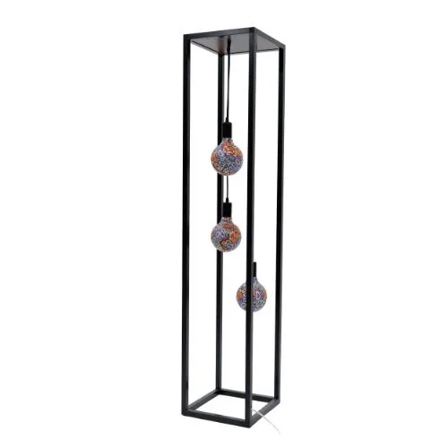 Lampadaire moderne avec un cadre ouvert rectangulaire en aluminium noir mat. La partie supérieure du cadre comporte un plateau en bois couleur Baroque. Trois ampoules décoratives à motif multicolore sont suspendues à l'intérieur à différentes hauteurs, diffusant une lumière chaude.